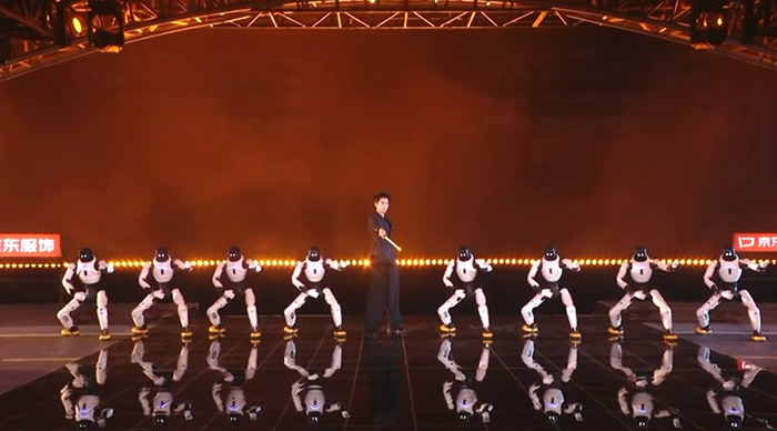 智元首個機器人藝人天團亮相湖南衛視跨年演唱會