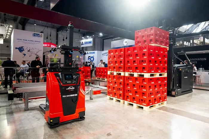 NAVIAI人形機器人亮相國際頂會 LogiMAT